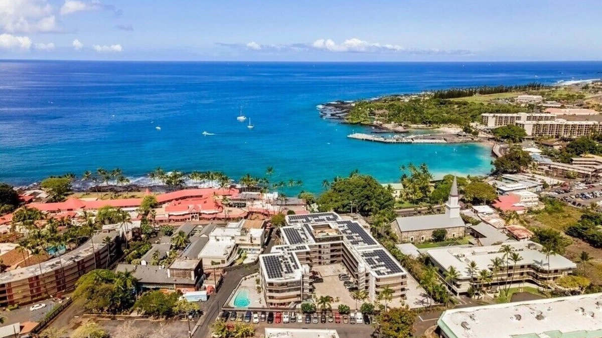 Historic Kailua Village Condo | Updated condo with air conditioning in the heart of downtown Kona.
