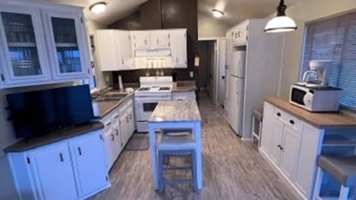 Lake Havasu City Cottage | Updated Cottage in Lake-Front Community with Boat Ramp & Docks-Best Location!