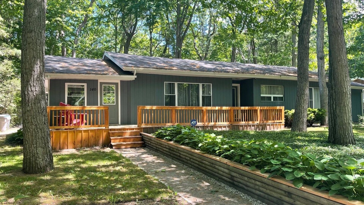 Grand Bend Cottage | Updated Cottage in Southcott Pines, Grand Bend. Steps to Sun Beach