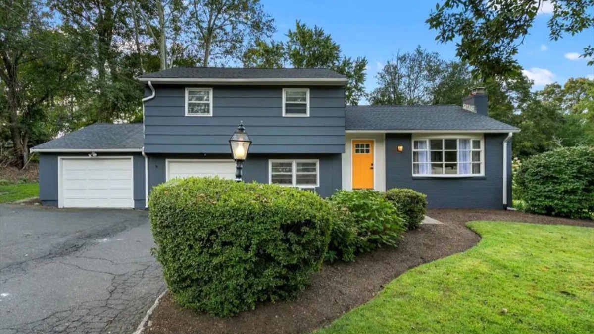 Trumbull House | Updated, cozy single family in Fairfield County