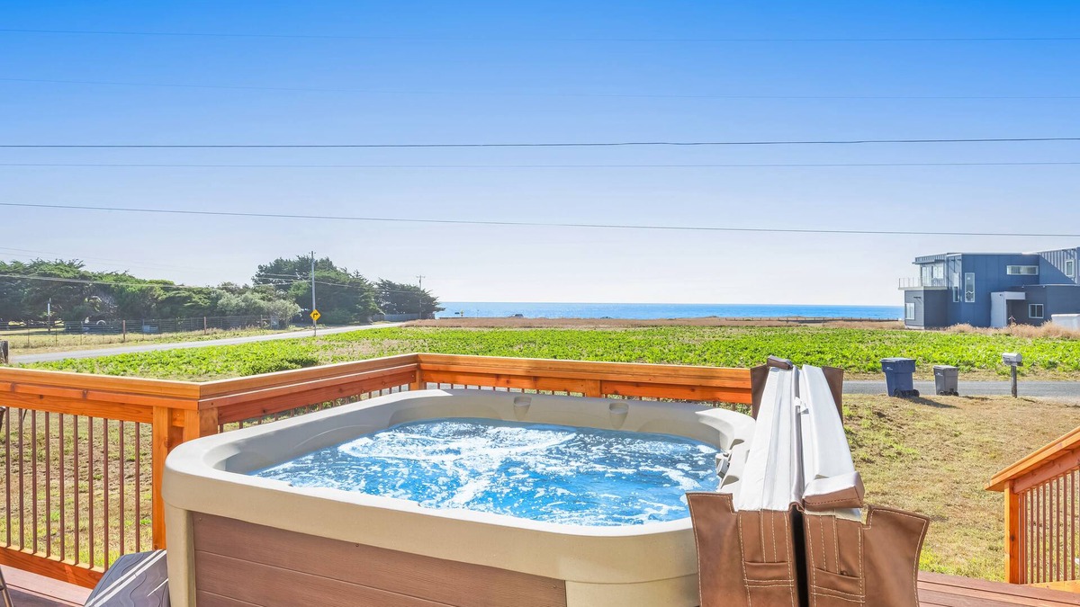 Fort Bragg House | Updated Dog-Friendly Home w/Expansive Deck, Views, Gas Grill, & Private Hot Tub