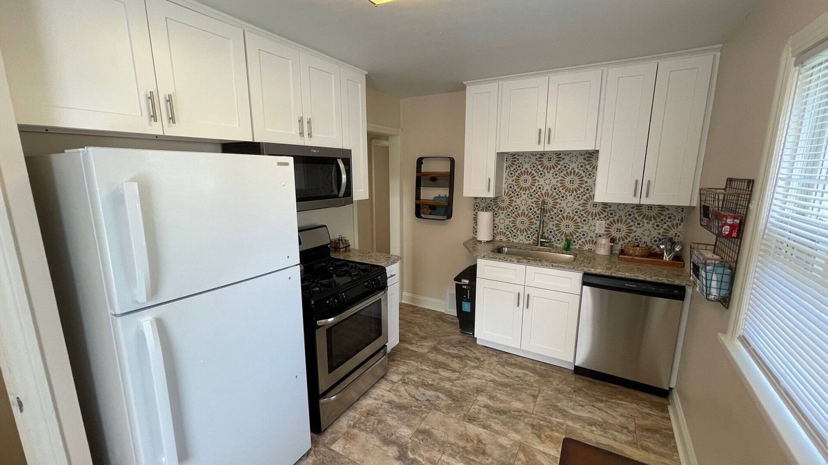 Lyndhurst House | Updated Entire Lyndhurst Home-Close to Hospitals, Universities, incl everything!