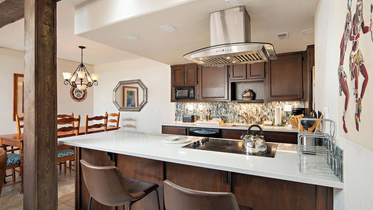 Northeast Santa Fe Hotel | Updated Fort Marcy Condo, Walk to Plaza, Full Features, Great Amenities
