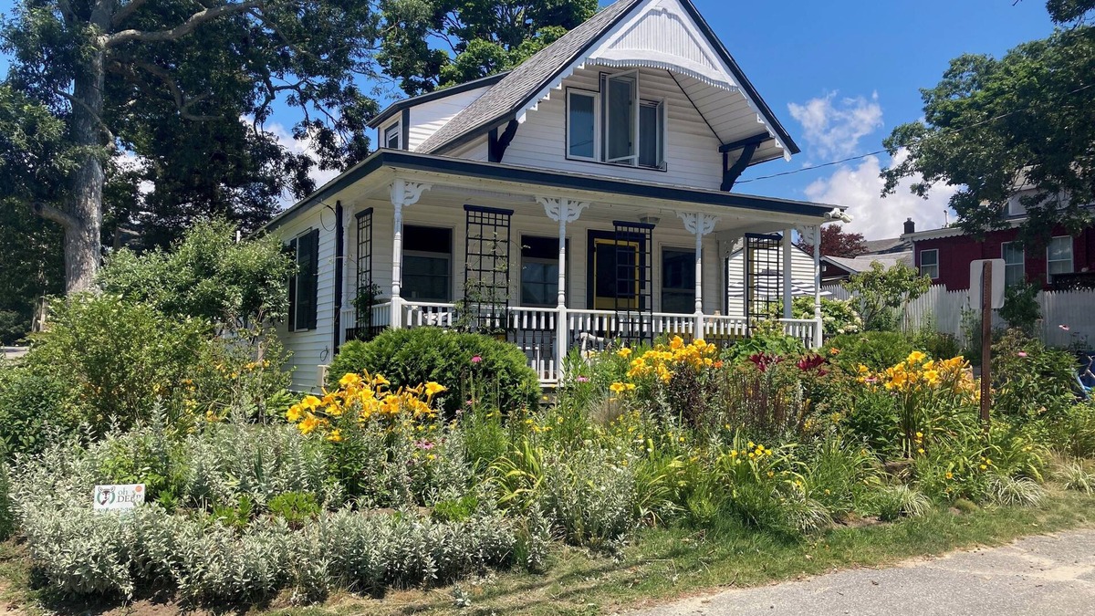 Buzzards Bay Cottage | Updated Gingerbread cottage 100 steps-3 houses-from beach