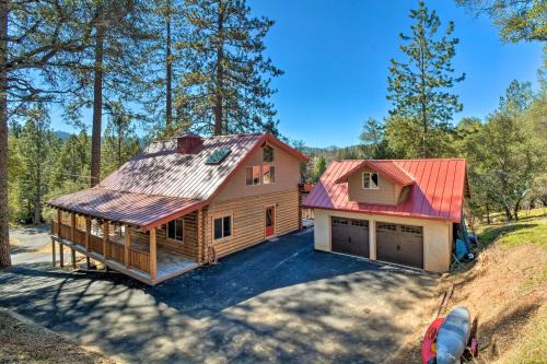 Groveland House | Updated Groveland Cabin with Wraparound Deck!