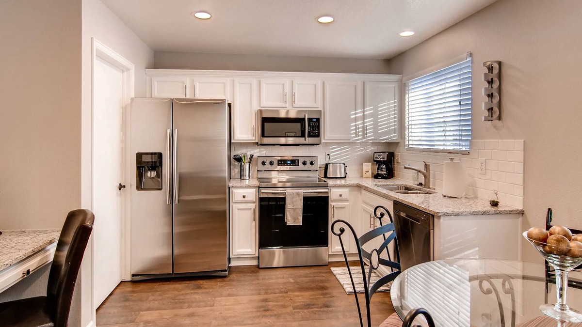 Northglenn House | ★Updated Home★ 20min to Denver, back patio w/gas firepit, pet friendly