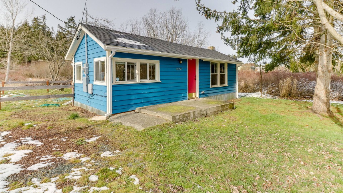 Oak Harbor House | Updated home close to everything w/ large yard & deck - 2 dogs welcome!