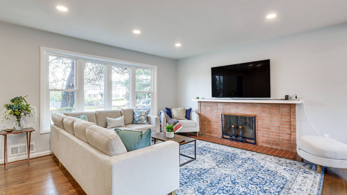 West End House | Updated Home w/ Yard ~ 4 Mi to Old Town Alexandria