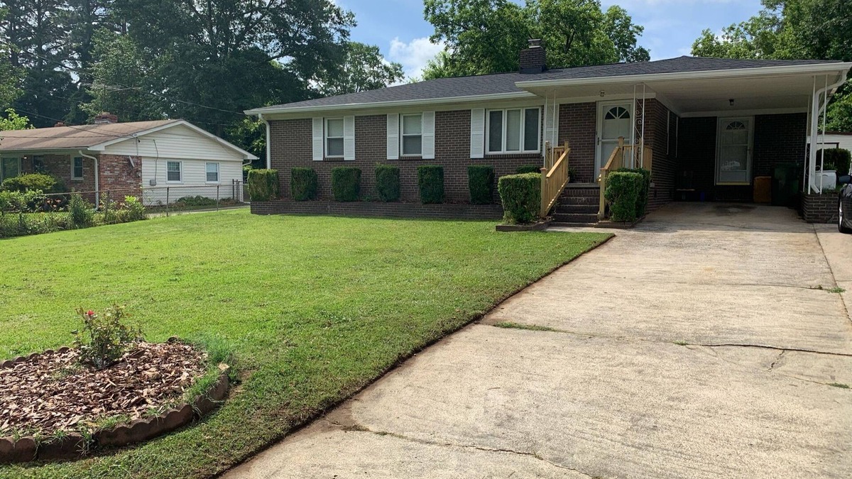 Mauldin House | Updated home with fenced yard, dog friendly, 15 min to downtown Greenville!