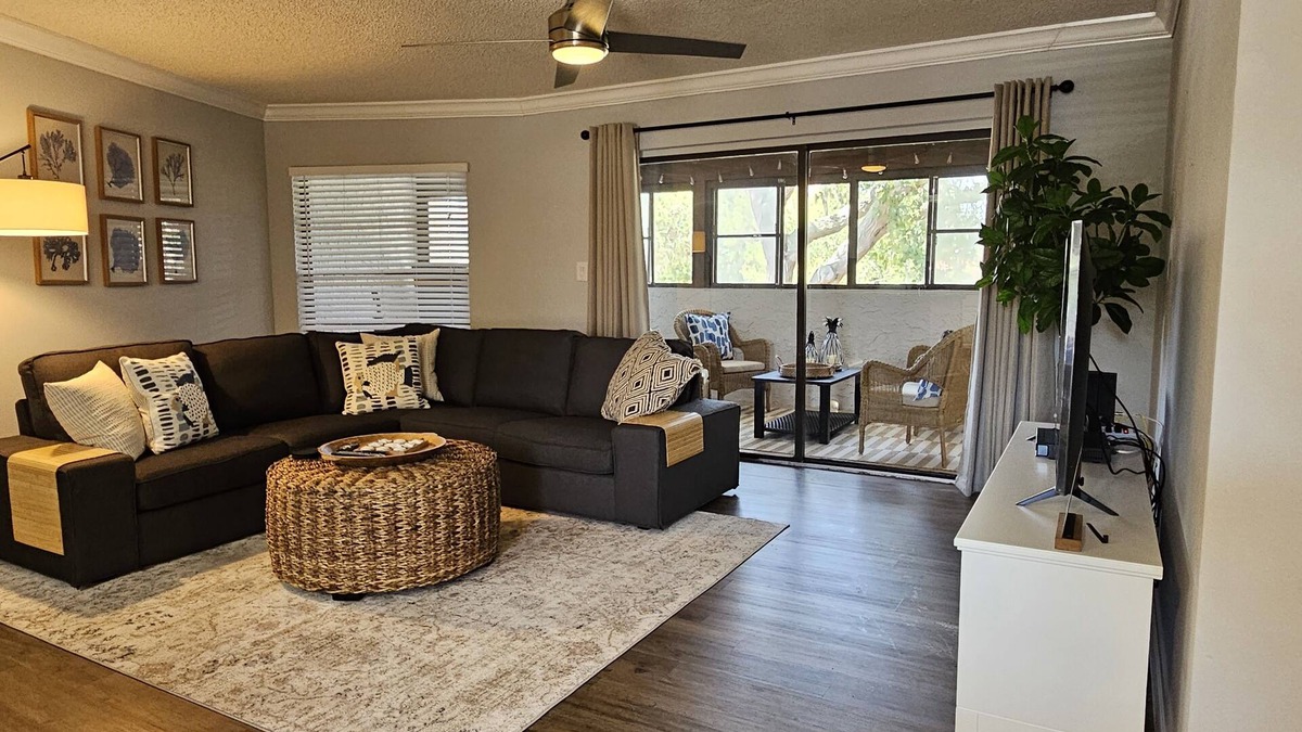 Palm Harbor Condo | Updated Lake Tarpon Condo With King/Queen Beds and Remote Work Desk/Monitors