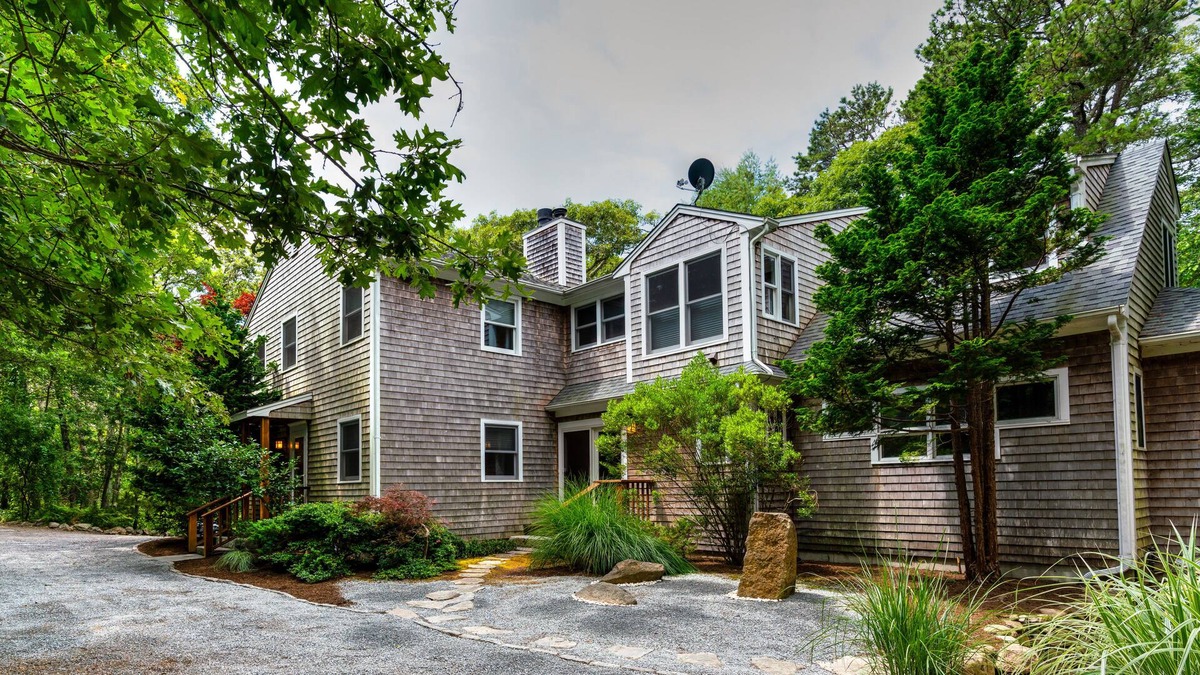 Vineyard Haven Cottage | Updated Martha's Vineyard home with jetted tub, fireplace - close to ferry terminal