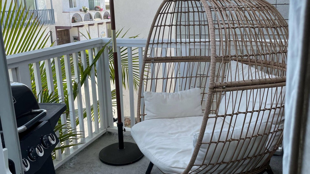 Gas Lamp Section House | Updated Modern Beach Apartment