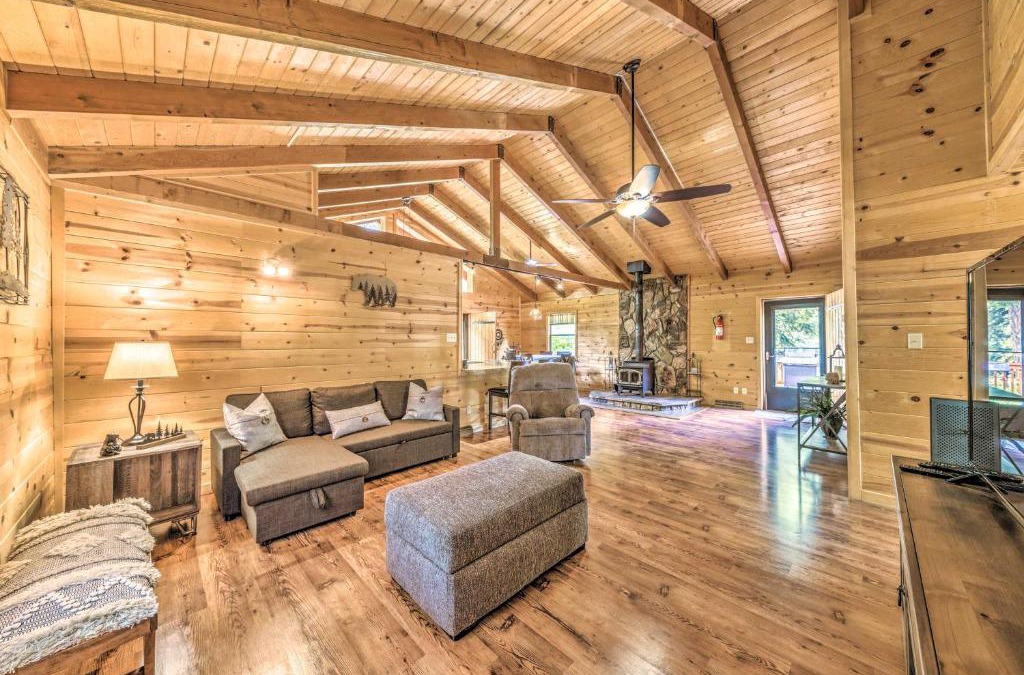 Ruidoso House | Updated Ruidoso Cabin with Spacious Deck and View