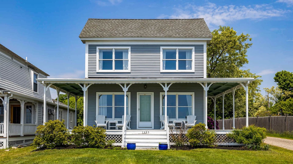 Rye House | Updated seaside home near the beach with grill, ocean & beach views, AC, porch