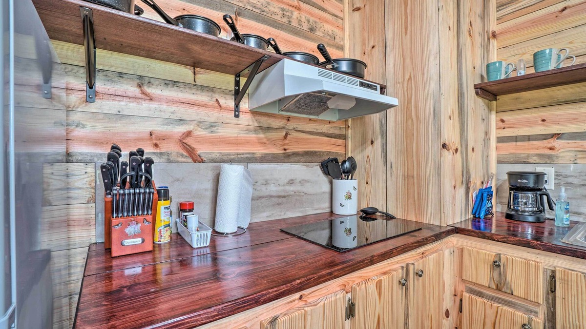 Ozark Cottage | Updated Studio Cabin in Ozark w/Yard & Mtn View