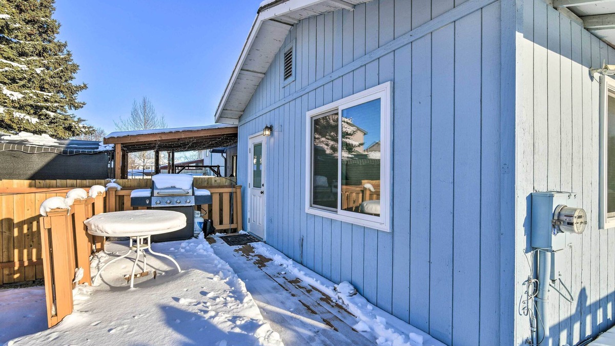Bayshore - Klatt Apartment | Updated Townhome: Near Airport & Shopping!