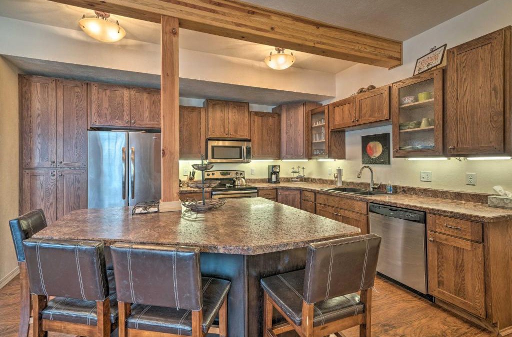 Red Lodge House | Updated Townhome with Hot Tub - Walk to Downtown!