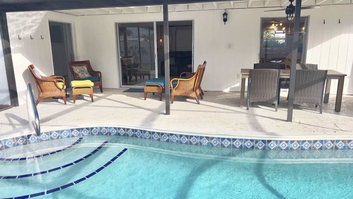 Venice Gardens House | Updated Tranquil 2-bedroom heated pool house in Venice FL, close to Beaches.