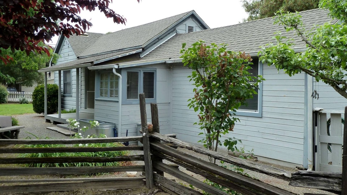 Boonville House | Updated Vintage Farmhouse - walking distance to stores, dining & wine tasting