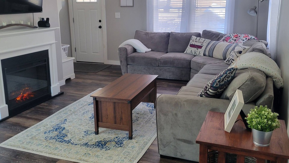 Colchester Cottage | Updated year round Cottage in Lake Hayward Community