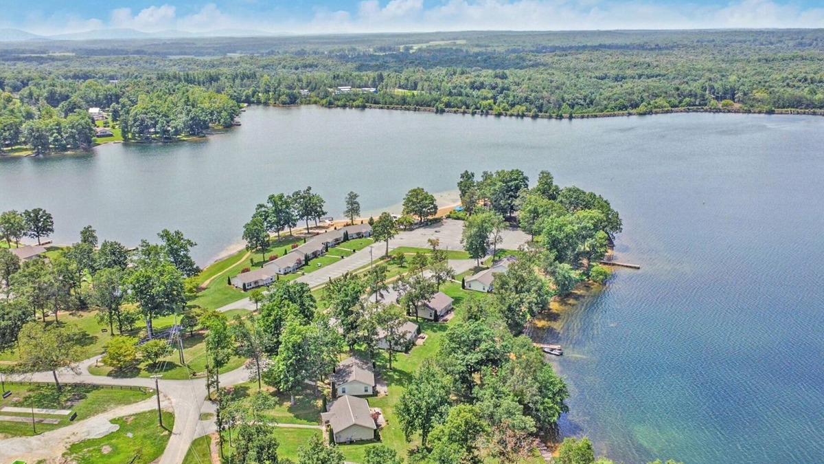 Lake Tansi Condo | Upgraded 3BR, Living Room, Fireplace, Kitchen