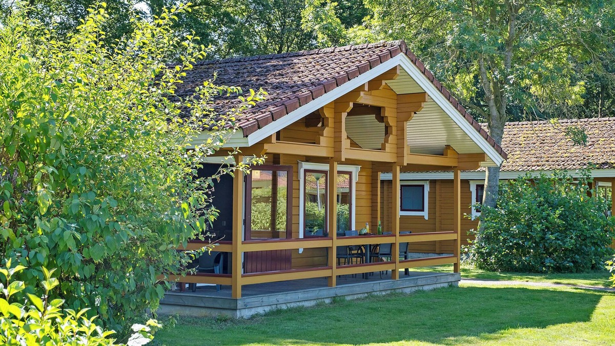 Municipality of Hardenberg House | Upgraded 4-person bungalow with dishwasher, washing machine and veranda at park ’t Hooge Holt, near Gramsbergen and playgrounds.