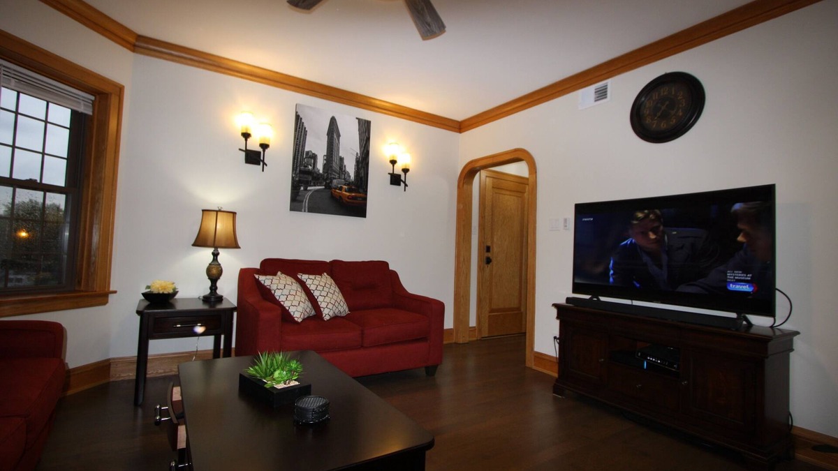 Jefferson Park Apartment | Upgraded,Spacious 3 Bedroom Apartment.