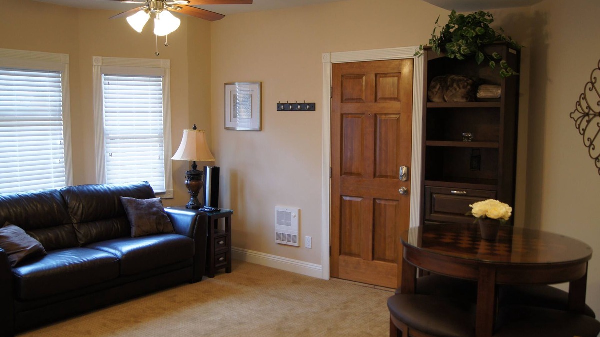 Grant Hill Condo | Upgraded Victorian Unit Close to DT, Conv Ctr, Zoo, Coronado, Airport, Sea World