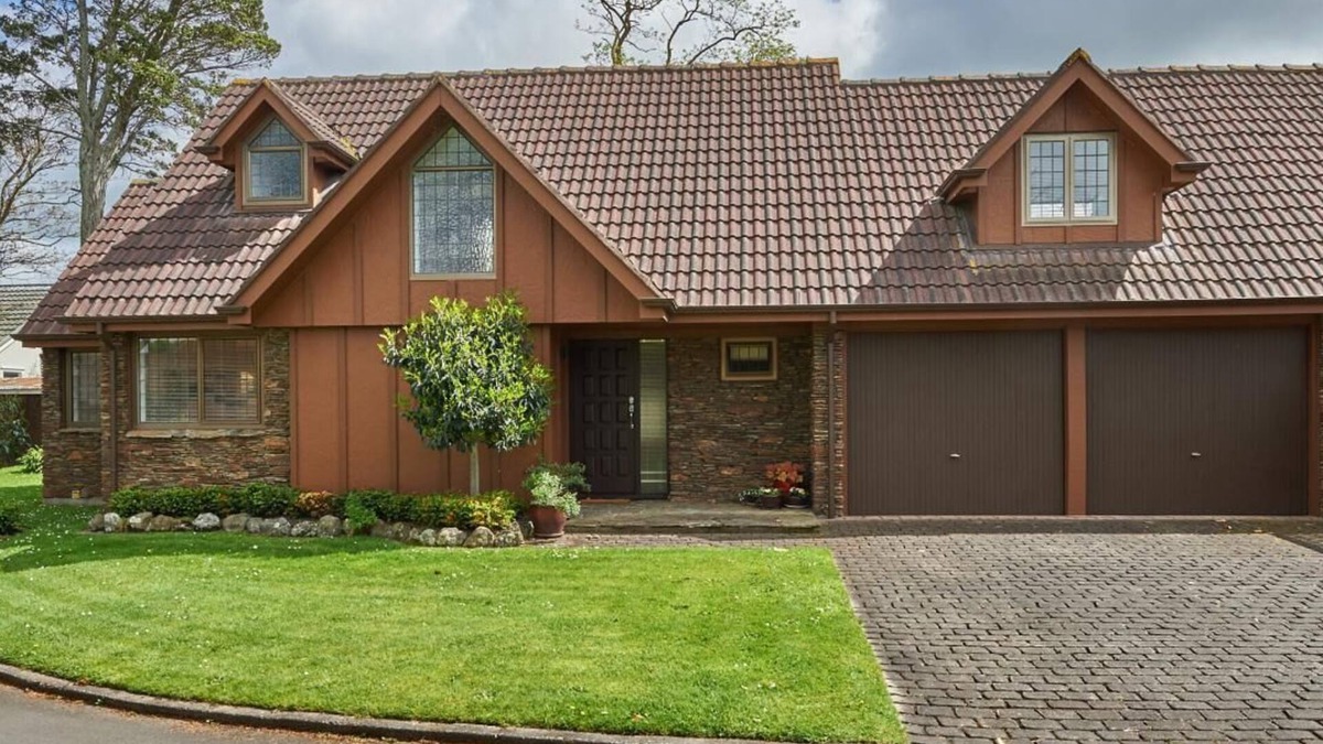 Palmerston North House | Upmarket Townhouse - walk to CBD. Park-like surroundings. *spa pool*