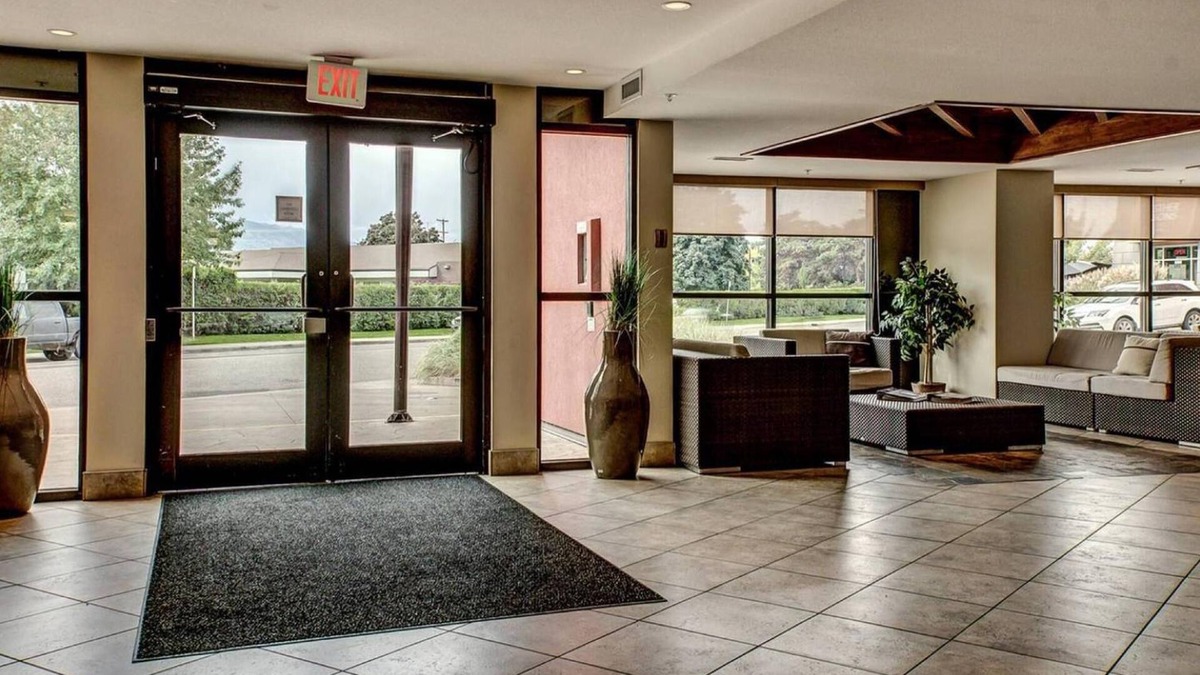 South Pandosy Hotel | Upper Floor w/Courtyard View #550