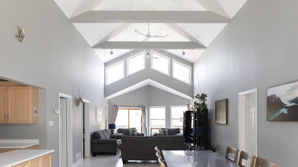 Wasaga Beach House | UPPER LEVEL GREAT PRICE, CLOSE TO BEACH ACCESS. Beautiful cottage, 5 star