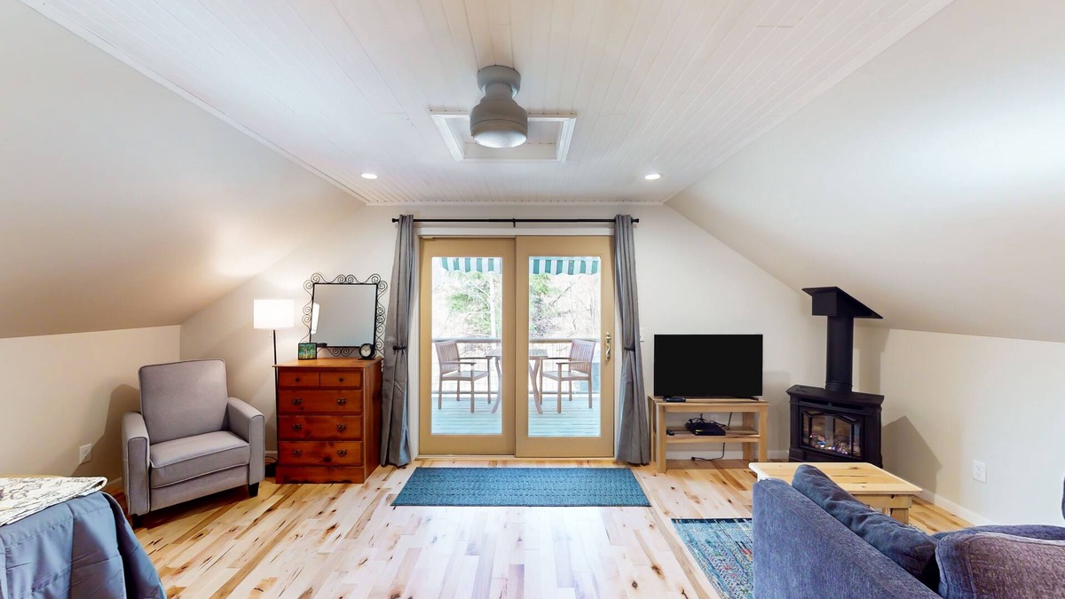 Lake Township Apartment | Upper level retreat with a furnished deck, fireplace, fast WiFi, & full kitchen