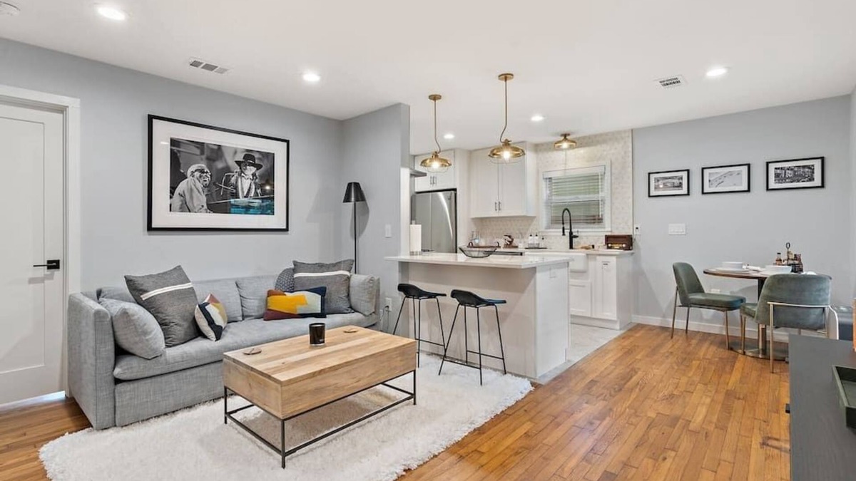 North Loop House | Upscale 1948 Vintage North Loop Bungalow