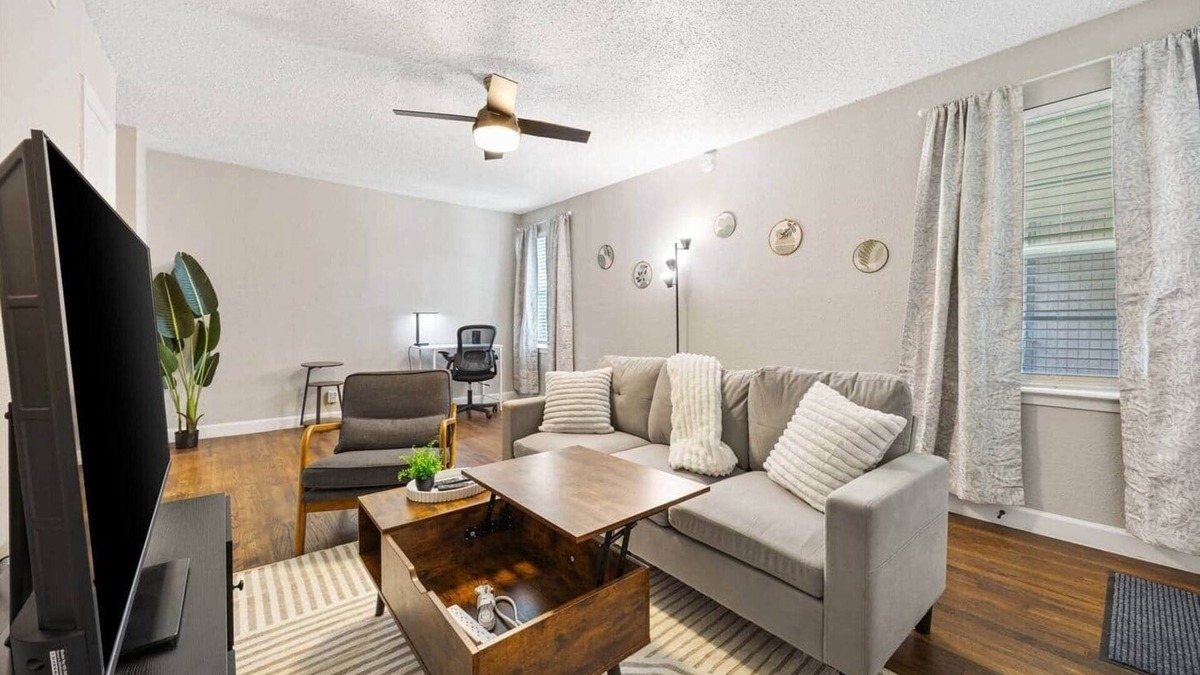 Dallas Apartment | Upscale 1BD Queen Suite mins to Downtown | Pool, W/D, Desk