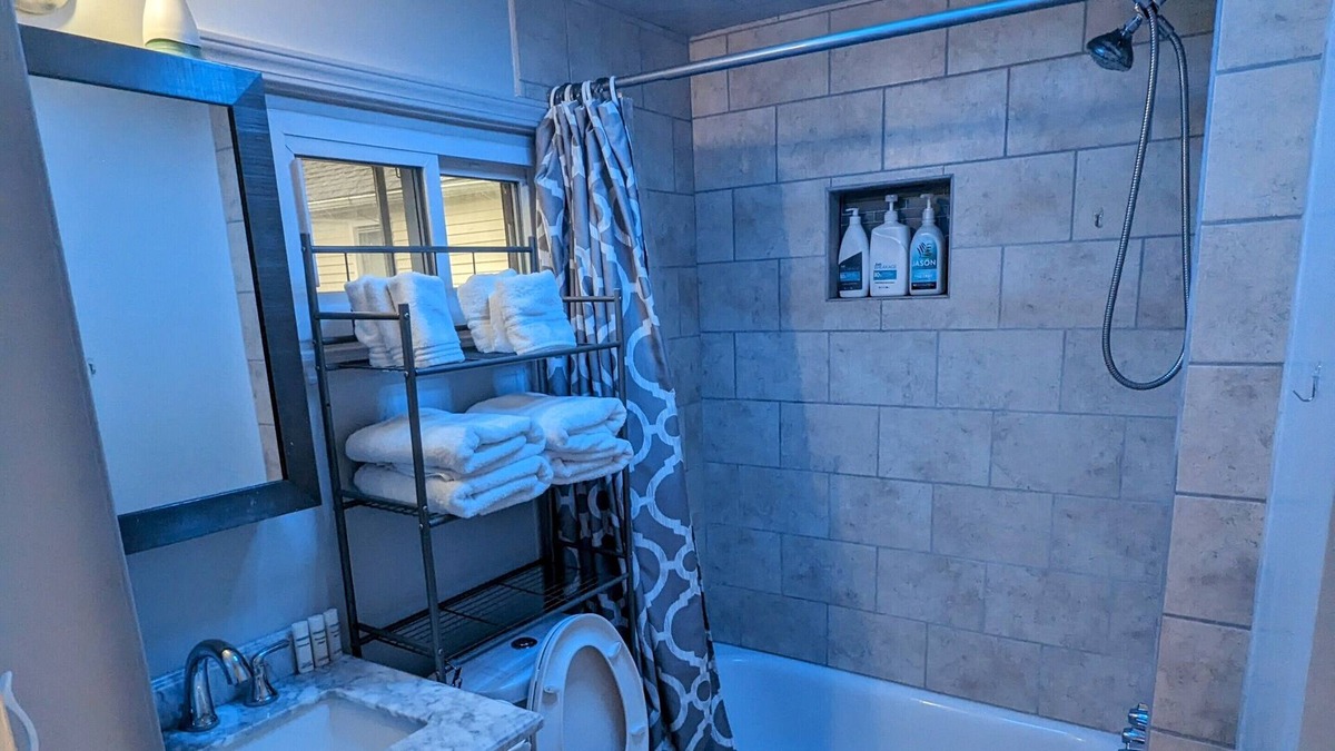 Oxford Apartment | Upscale 2nd Floor Studio in Downtown Oxford