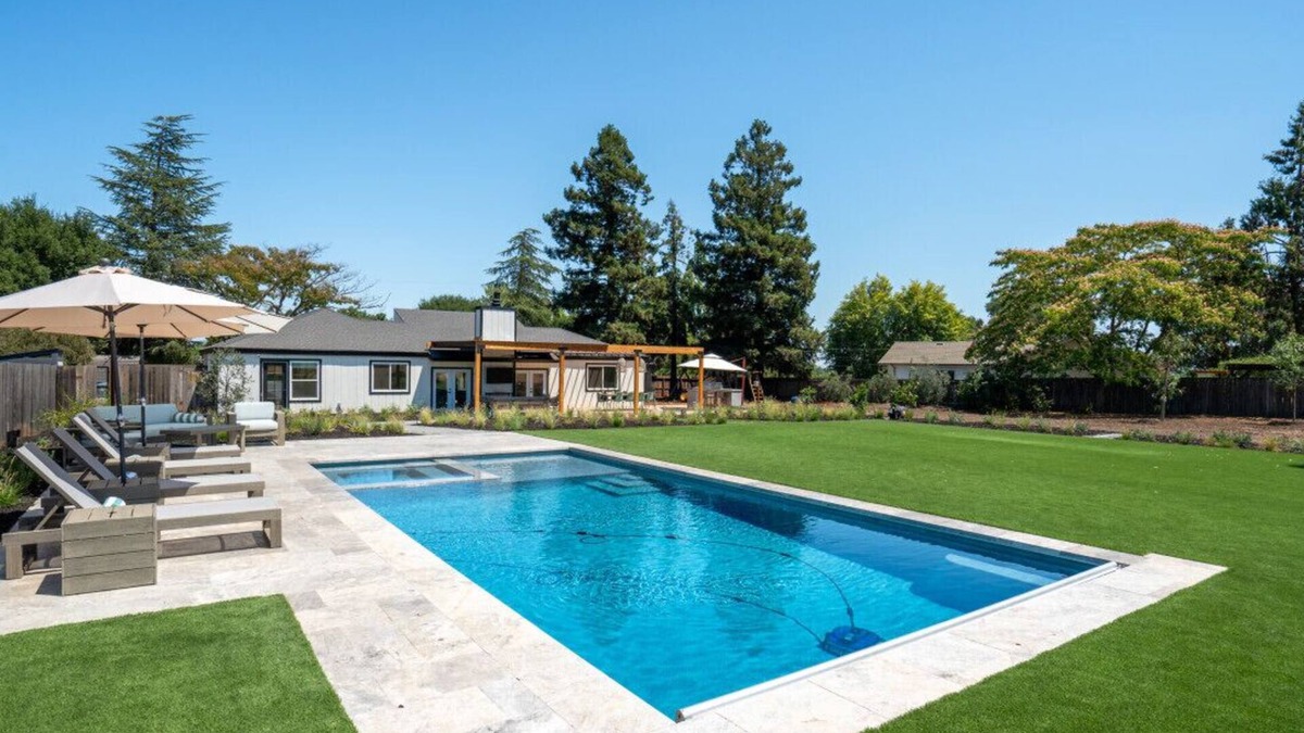 Sonoma House | Upscale 3 BD + Bonus, Pool, Spa, Minutes to Plaza
