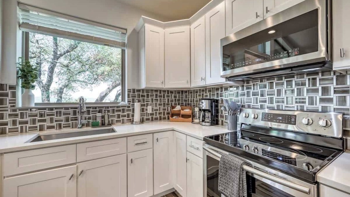 Point Venture House | Upscale 5BR Home on Lake Travis With Hottub & Lake Views