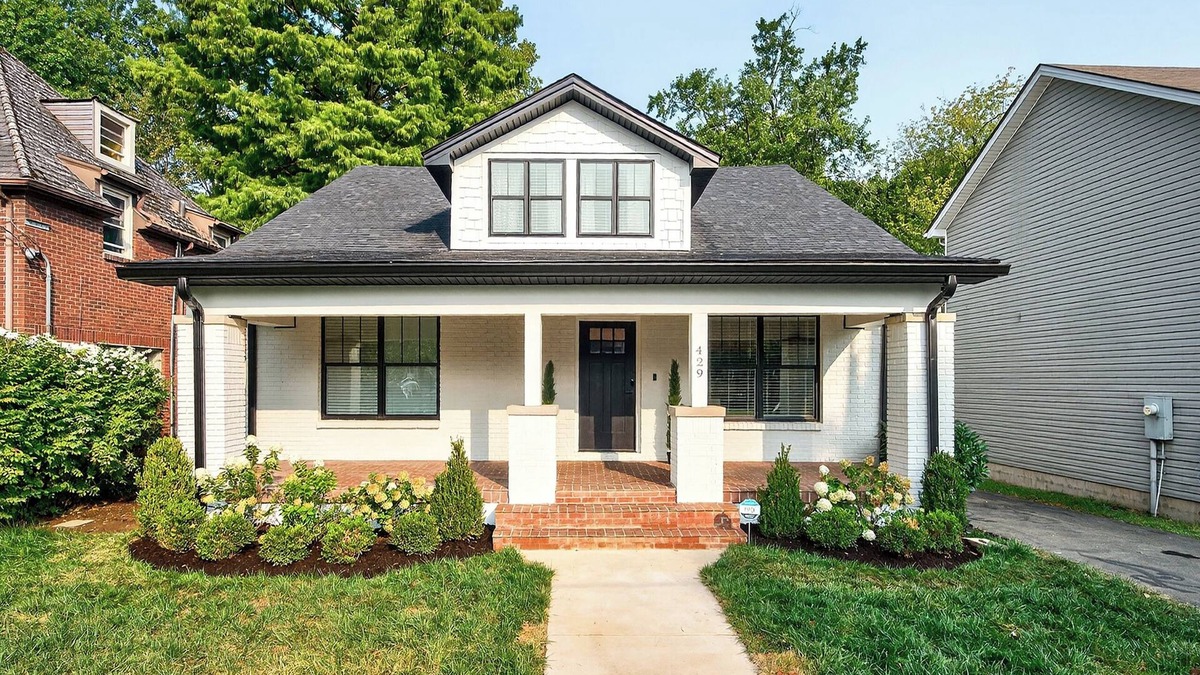 Lexington House | Upscale 6 Bedroom Home Near Stadium and Restaurants