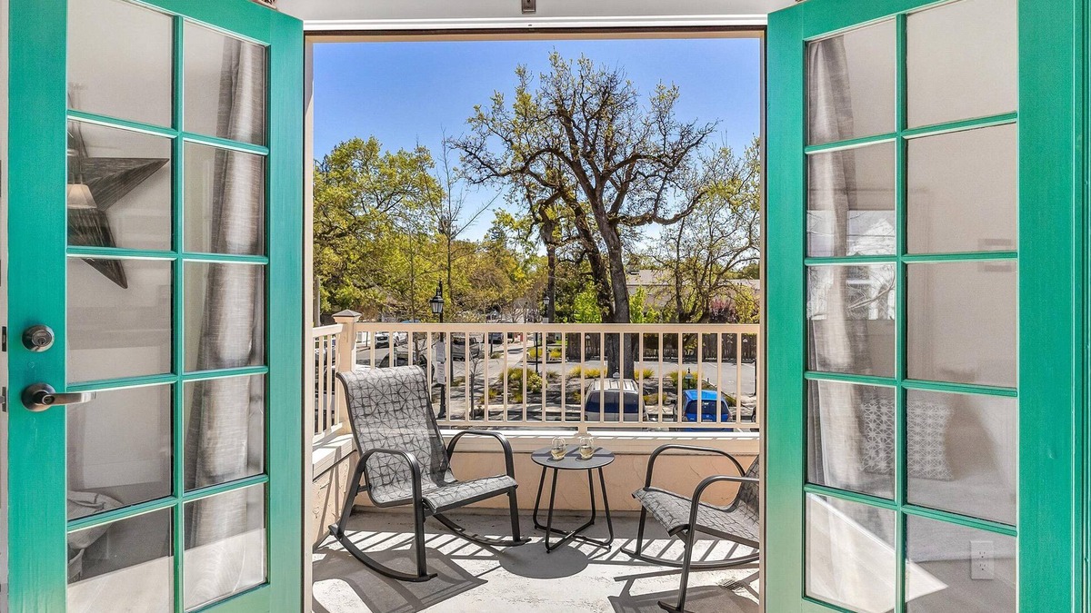 Sonoma Apartment | Upscale Condo on the Sonoma Plaza