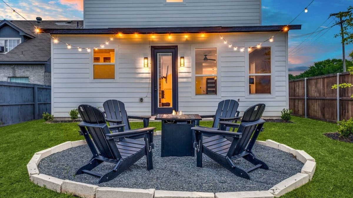 West Dallas House | Upscale Dallas Retreat: By Trinity Groves&Downtown