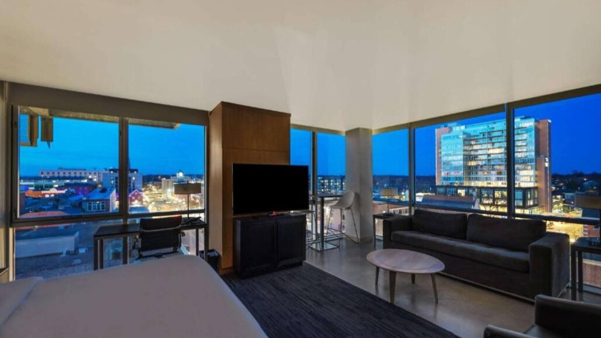 Iowa City Hotel | Upscale Downtown Suite – 2 Units w/Kitchen, Walk to U of Iowa, Shops, Museum