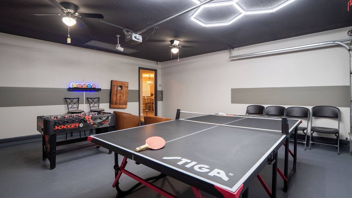 Valdosta House | Upscale GAME ROOM, Movie Theater, Arcade, Fire Pit, 4BD/2BA Home with WIFI