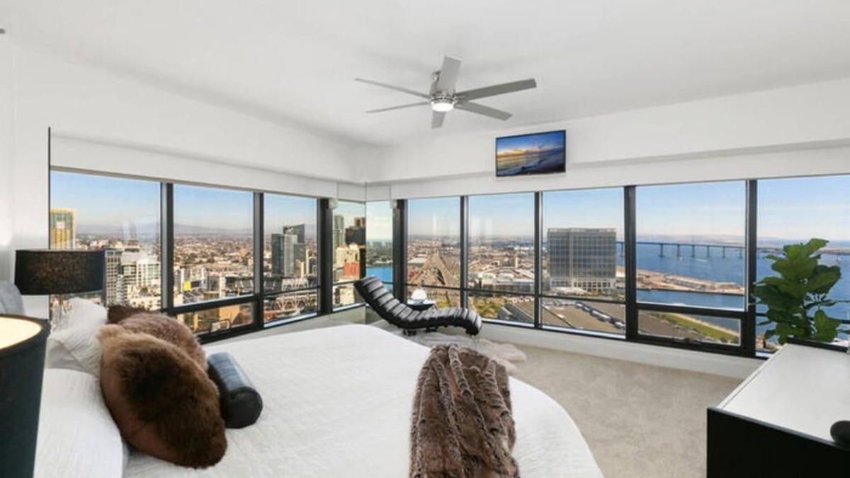 East Village Condo | Upscale Harbor Club Condo With Spectacular Views