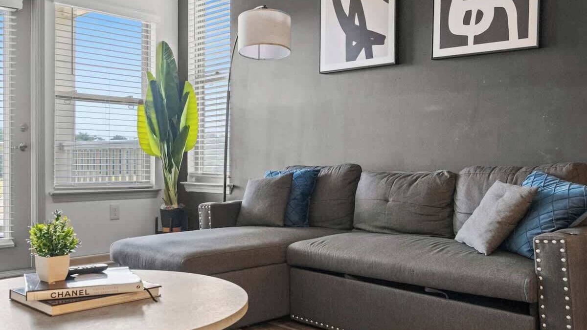 Charlotte Apartment | Upscale King 2BR Suite Mins to Uptown Charlotte!