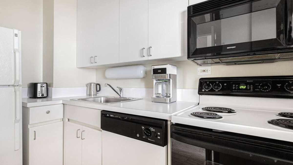 Lake View East Apartment | Upscale Lakeview Studio w/ Rooftop Pool near Wrigley Field, by Blueground