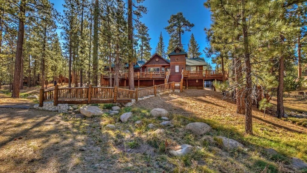 Eagle Mountain Estates Cabin | Upscale log cabin with gourmet kitchen, fireplace, minutes away from attractions