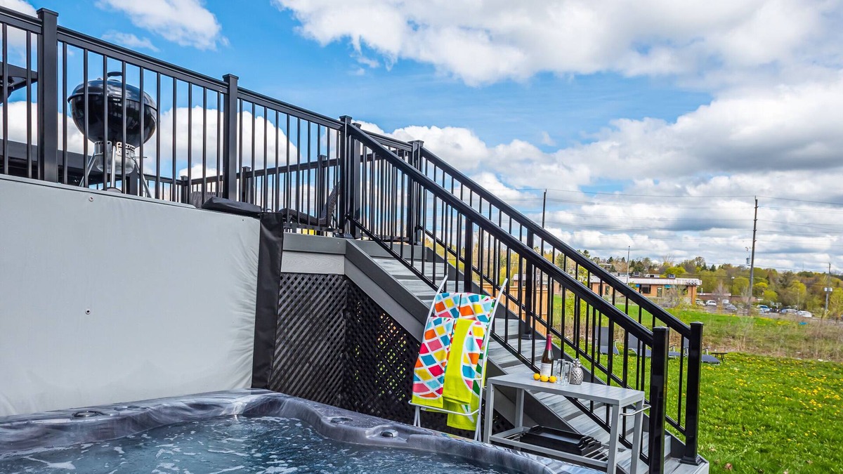 Peterborough House | Upscale Luxury 5 BR House With New Hot Tub and King Bed