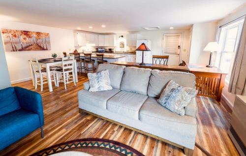 Greenville Apartment | Upscale Moosehead lake Suite downtown Greenville