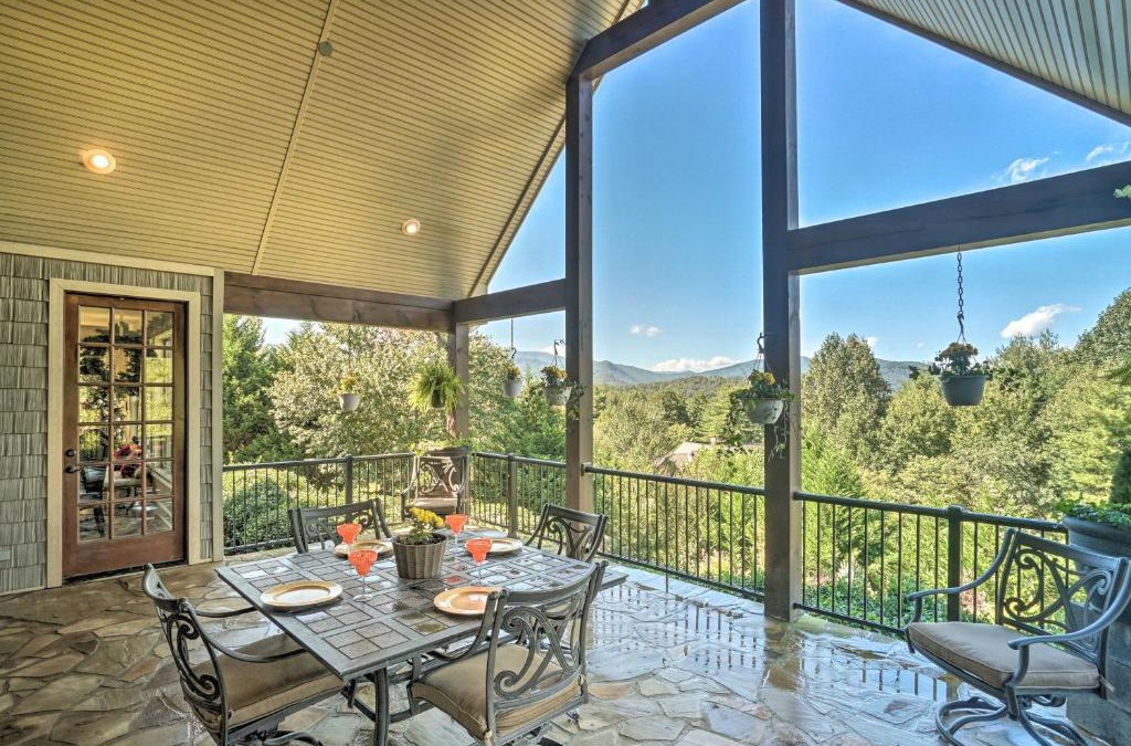 Franklin House | Upscale Mountain Escape with View, 10 Mi to Dwtn!