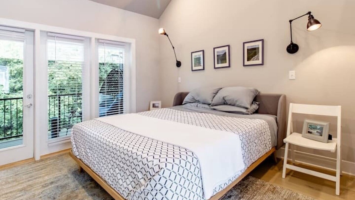 Northside House | Upscale Northshore Townhouse Steps to Restaurants and Parks